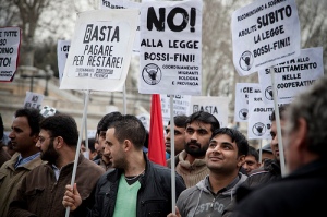 Migranti in piazza contro la legge Bossi-Fini il 23 marzo scorso a Bologna